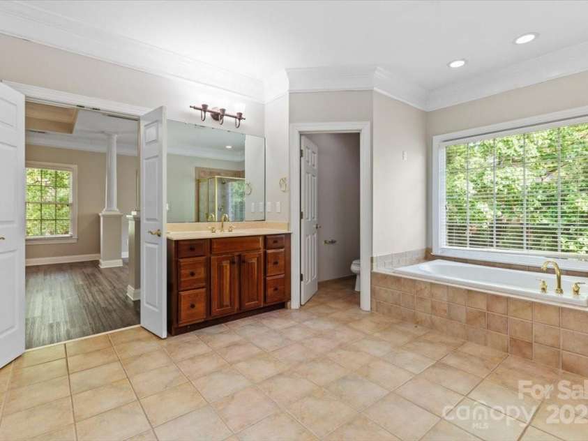 10836 Fox Hedge Road, Matthews, NC 28105.  MLS# CAR4249655, YatesRealty ID 15321. 