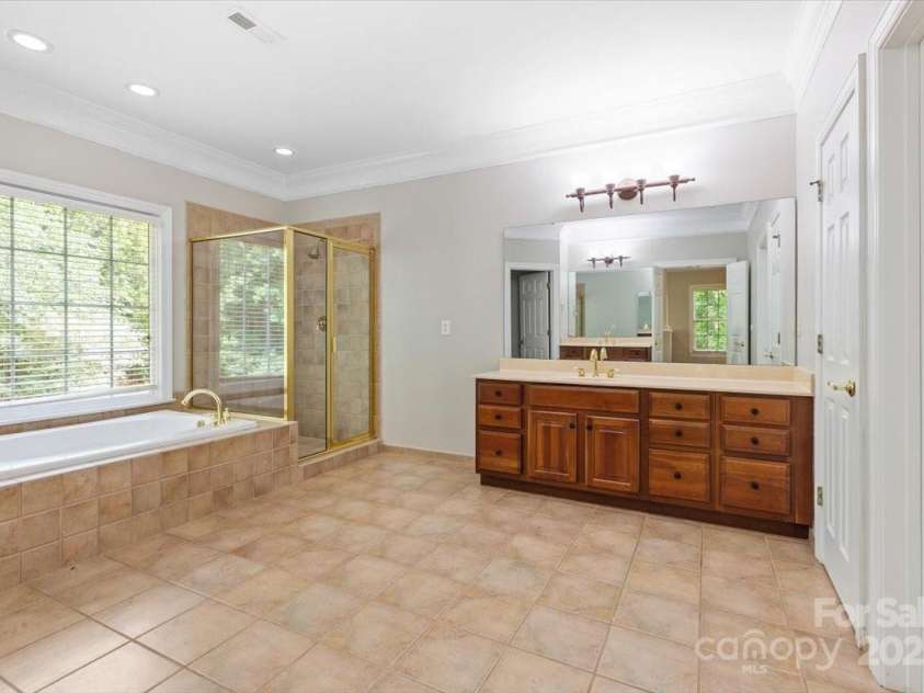 10836 Fox Hedge Road, Matthews, NC 28105.  MLS# CAR4249655, YatesRealty ID 15321. 