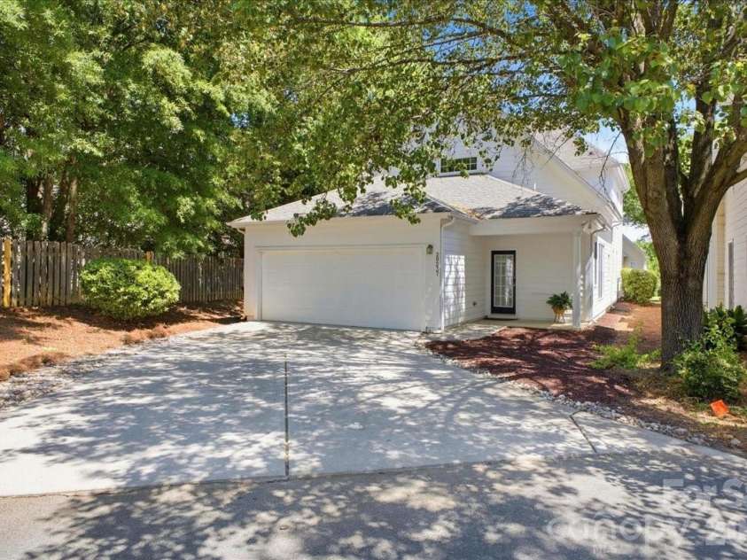 20237 Harroway Drive, Cornelius, NC 28031.  MLS# CAR4371498, YatesRealty ID 15325. 