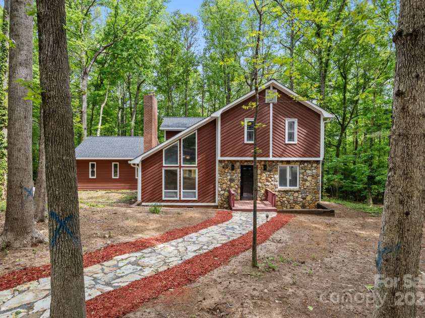2701 Wimbledon Drive, Gastonia, NC 28056.  MLS# CAR4250398, YatesRealty ID 15326. 