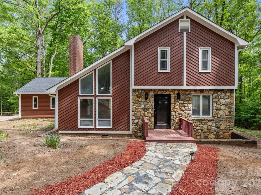 2701 Wimbledon Drive, Gastonia, NC 28056.  MLS# CAR4250398, YatesRealty ID 15326. 