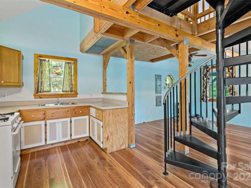 42 Parkway Drive, Marion, NC 28752.  MLS# CAR4260169, YatesRealty ID 15328. 