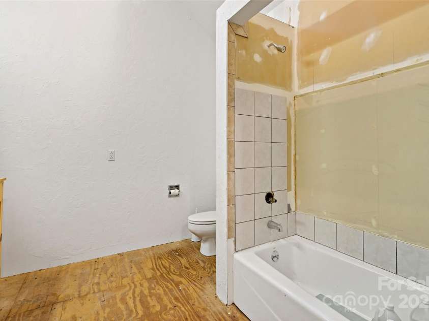 42 Parkway Drive, Marion, NC 28752.  MLS# CAR4260169, YatesRealty ID 15328. 