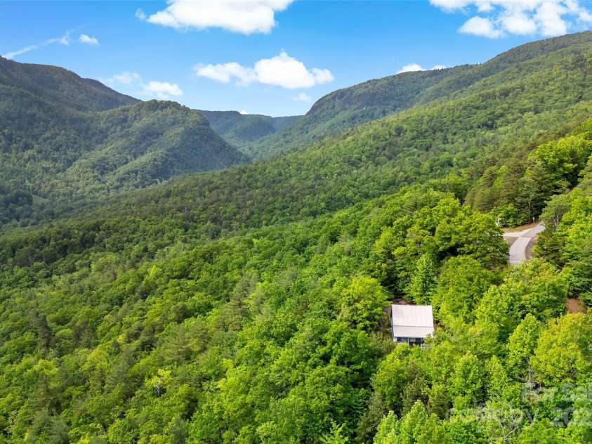 42 Parkway Drive, Marion, NC 28752.  MLS# CAR4260169, YatesRealty ID 15328. 