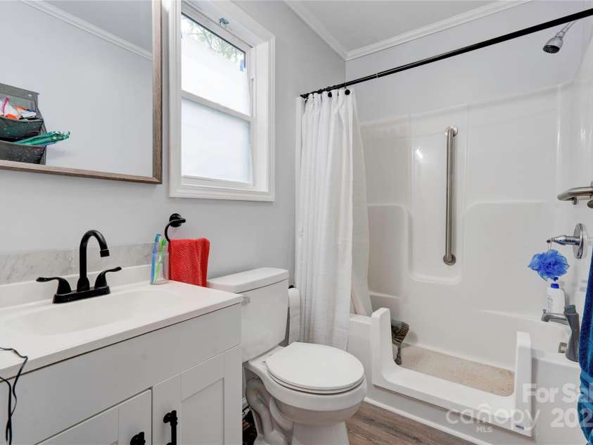 812 Kings Road, Shelby, NC 28150.  MLS# CAR4268034, YatesRealty ID 1533. Primary Bathroom
