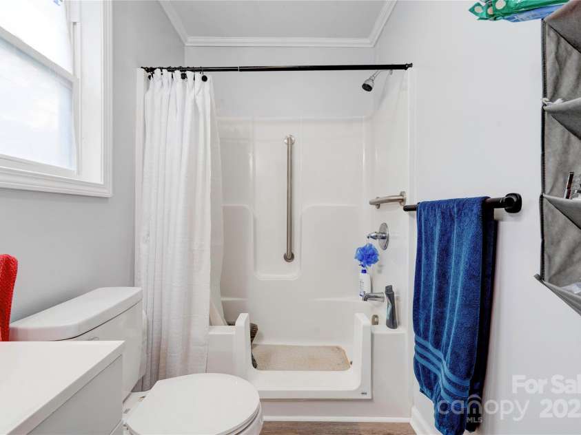 812 Kings Road, Shelby, NC 28150.  MLS# CAR4268034, YatesRealty ID 1533. Primary Bathroom