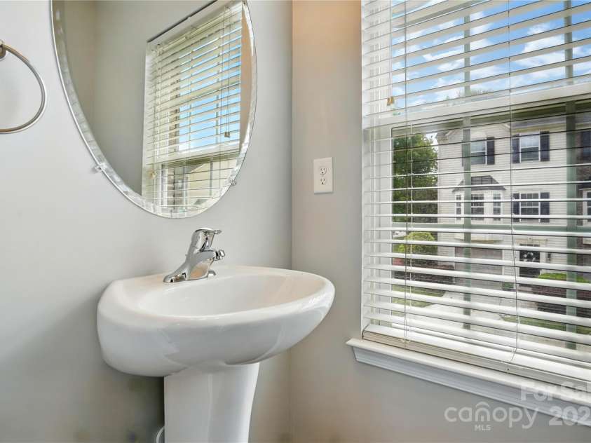 7753 Jackson Pond Drive, Charlotte, NC 28273.  MLS# CAR4247496, YatesRealty ID 15330. Half Bath