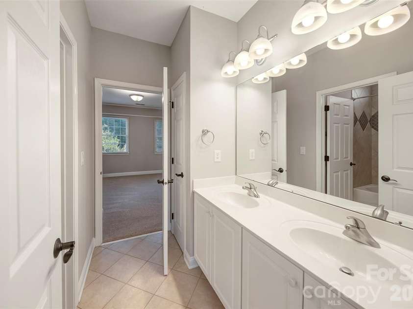 515 Briar Patch Terrace, Waxhaw, NC 28173.  MLS# CAR4350317, YatesRealty ID 15334. Jack Jill Bath