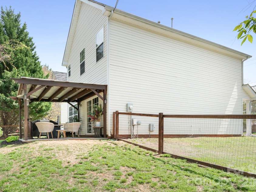 520 Iredell Avenue, Mooresville, NC 28115.  MLS# CAR4358949, YatesRealty ID 15335. 