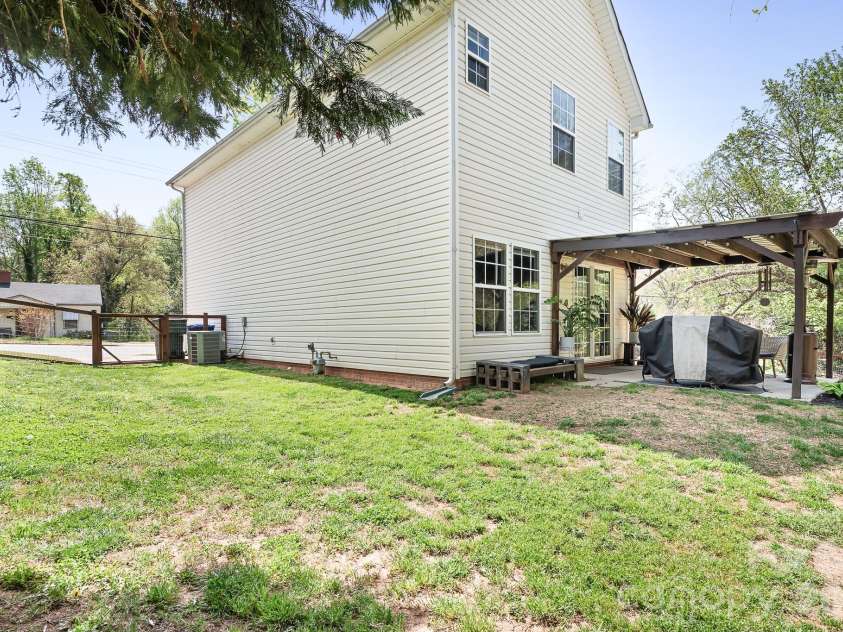520 Iredell Avenue, Mooresville, NC 28115.  MLS# CAR4358949, YatesRealty ID 15335. 