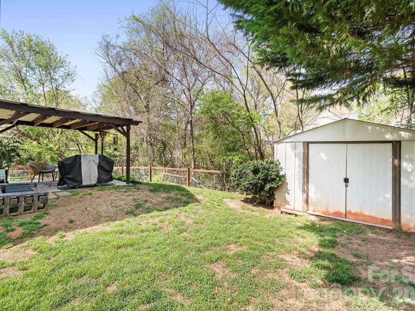 520 Iredell Avenue, Mooresville, NC 28115.  MLS# CAR4358949, YatesRealty ID 15335. 