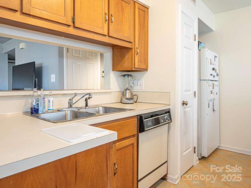 5719 Dockside Drive, Charlotte, NC 28227.  MLS# CAR4238633, YatesRealty ID 15337. 