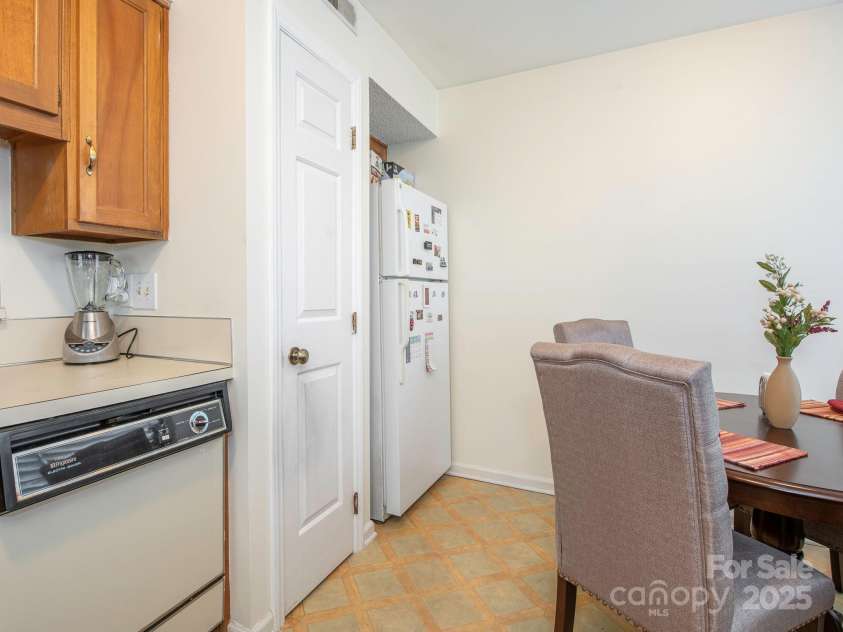 5719 Dockside Drive, Charlotte, NC 28227.  MLS# CAR4238633, YatesRealty ID 15337. 