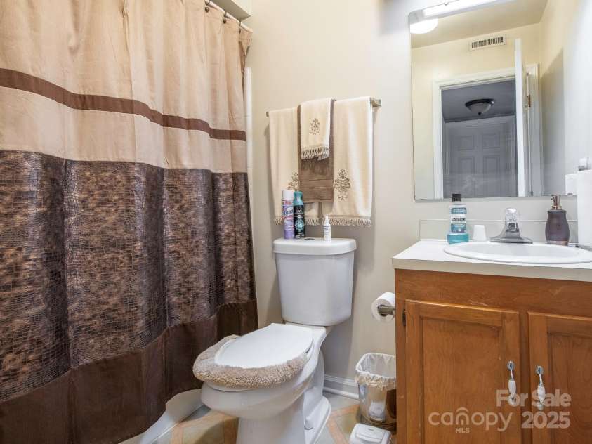 5719 Dockside Drive, Charlotte, NC 28227.  MLS# CAR4238633, YatesRealty ID 15337. Bathroom #2