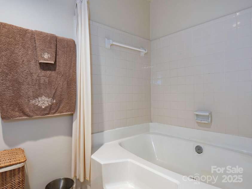 5719 Dockside Drive, Charlotte, NC 28227.  MLS# CAR4238633, YatesRealty ID 15337. Primary Bathroom