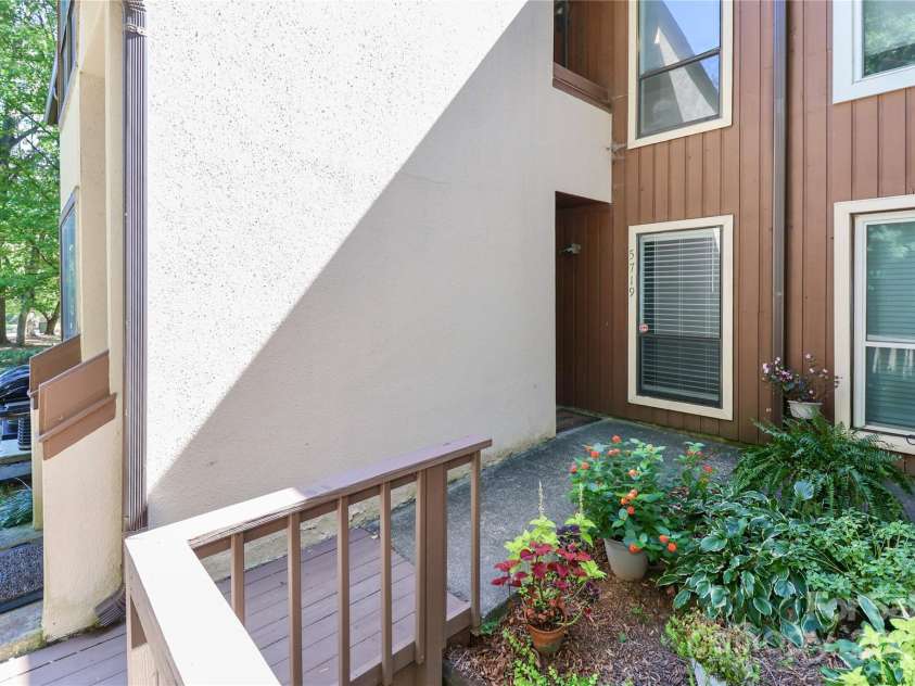 5719 Dockside Drive, Charlotte, NC 28227.  MLS# CAR4314707, YatesRealty ID 15337. 