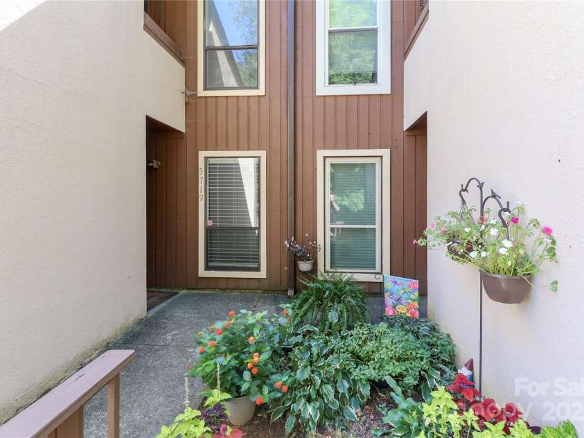 5719 Dockside Drive, Charlotte, NC 28227.  MLS# CAR4314707, YatesRealty ID 15337. 