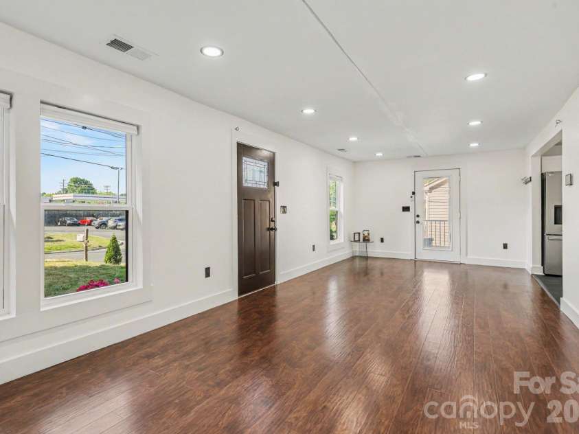 6 Sunrise Avenue, Thomasville, NC 27360.  MLS# CAR4372323, YatesRealty ID 15337. 