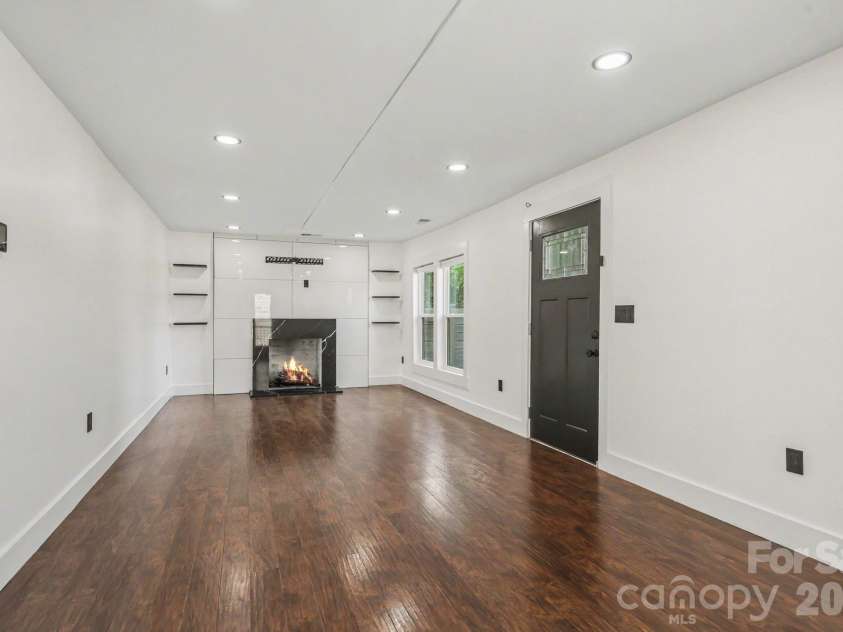 6 Sunrise Avenue, Thomasville, NC 27360.  MLS# CAR4372323, YatesRealty ID 15337. 
