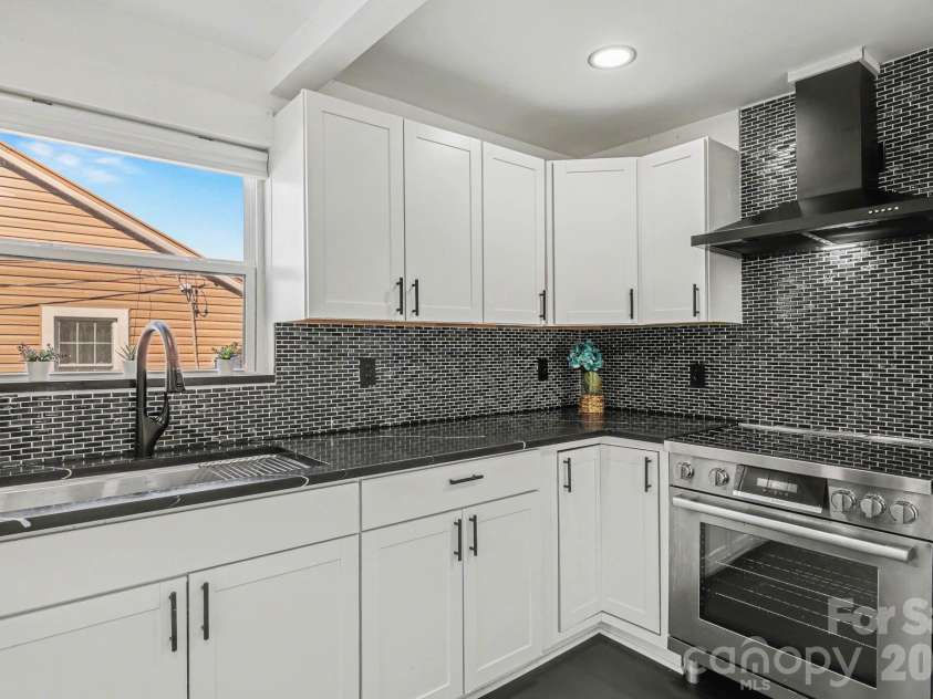 6 Sunrise Avenue, Thomasville, NC 27360.  MLS# CAR4372323, YatesRealty ID 15337. 