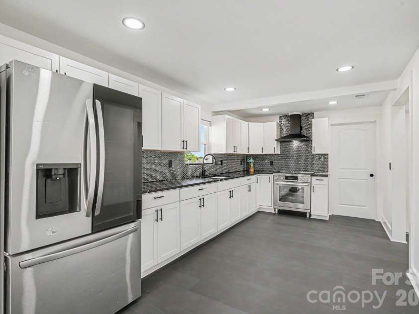6 Sunrise Avenue, Thomasville, NC 27360.  MLS# CAR4372323, YatesRealty ID 15337. 