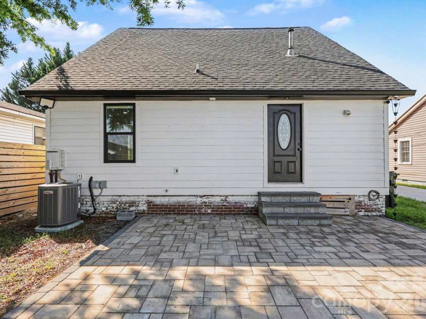 6 Sunrise Avenue, Thomasville, NC 27360.  MLS# CAR4372323, YatesRealty ID 15337. 