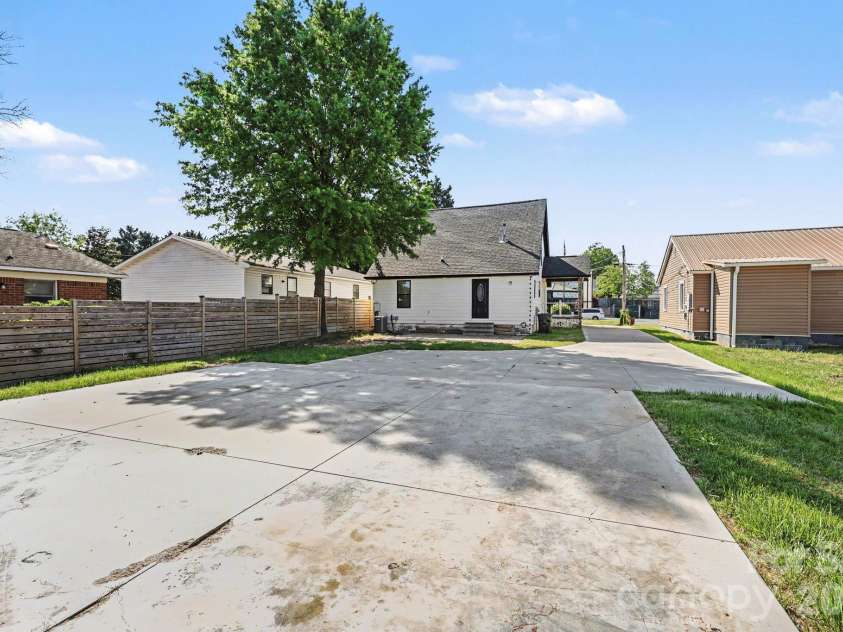 6 Sunrise Avenue, Thomasville, NC 27360.  MLS# CAR4372323, YatesRealty ID 15337. 