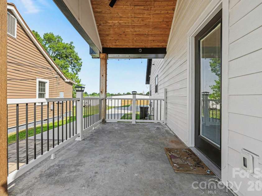 6 Sunrise Avenue, Thomasville, NC 27360.  MLS# CAR4372323, YatesRealty ID 15337. Side Porch