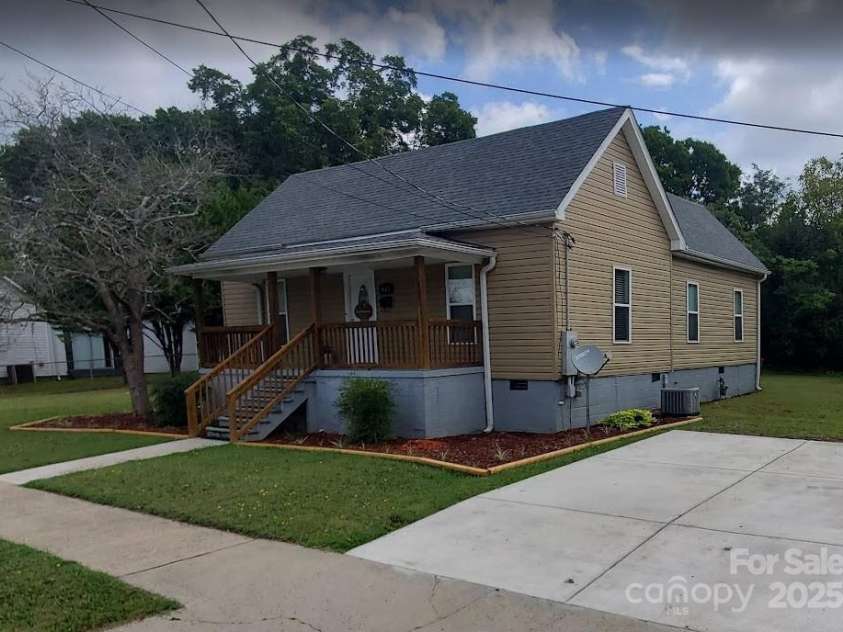 615 Grier Street, Lincolnton, NC 28092.  MLS# CAR4255425, YatesRealty ID 15340. 
