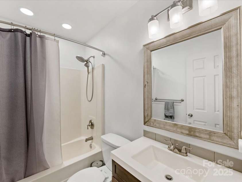 2214 Olde Chantilly Court, Charlotte, NC 28205.  MLS# CAR4240024, YatesRealty ID 15344. 