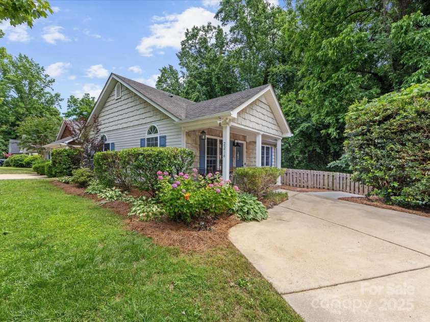 2214 Olde Chantilly Court, Charlotte, NC 28205.  MLS# CAR4240024, YatesRealty ID 15344. 