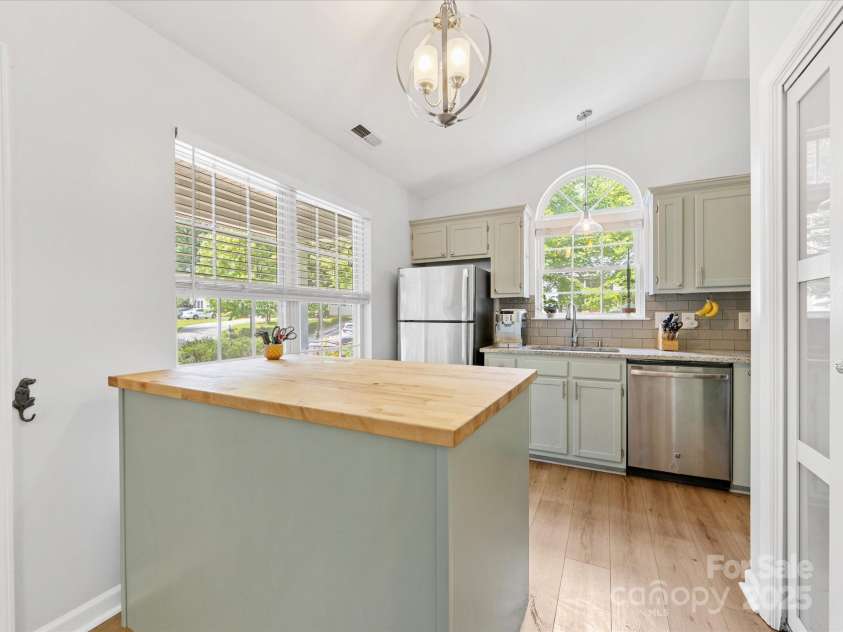 2214 Olde Chantilly Court, Charlotte, NC 28205.  MLS# CAR4240024, YatesRealty ID 15344. 