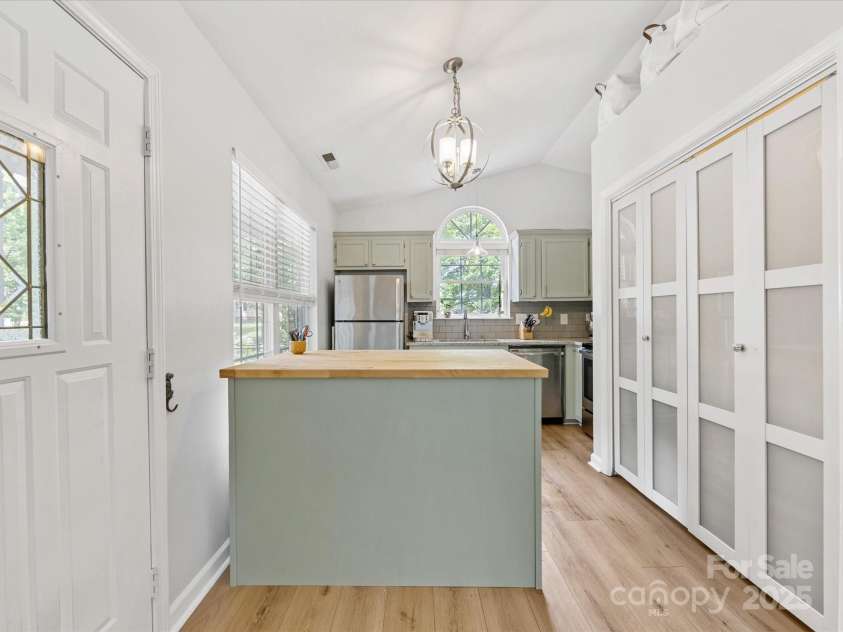 2214 Olde Chantilly Court, Charlotte, NC 28205.  MLS# CAR4240024, YatesRealty ID 15344. 