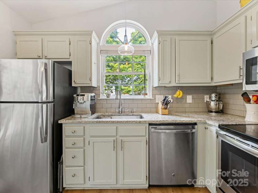 2214 Olde Chantilly Court, Charlotte, NC 28205.  MLS# CAR4240024, YatesRealty ID 15344. 