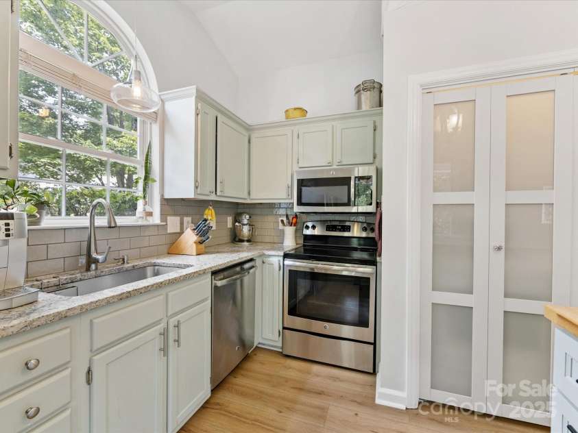 2214 Olde Chantilly Court, Charlotte, NC 28205.  MLS# CAR4240024, YatesRealty ID 15344. 