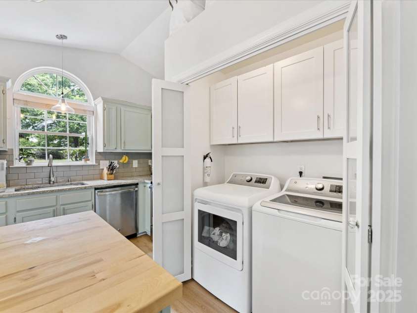 2214 Olde Chantilly Court, Charlotte, NC 28205.  MLS# CAR4240024, YatesRealty ID 15344. 