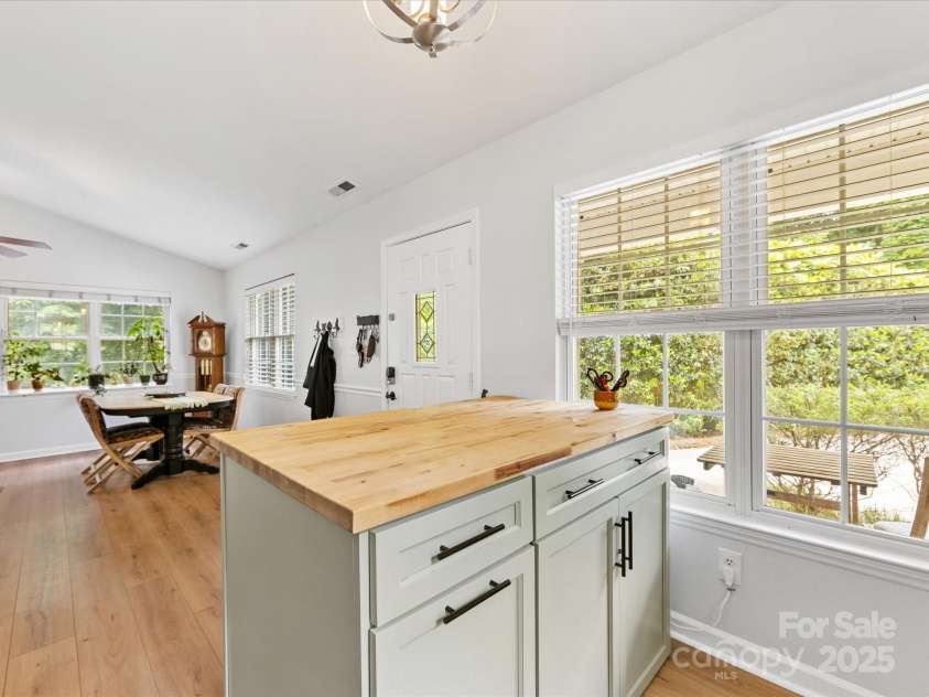 2214 Olde Chantilly Court, Charlotte, NC 28205.  MLS# CAR4240024, YatesRealty ID 15344. 