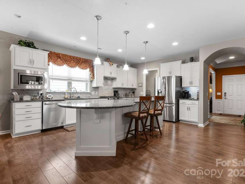 689 Birchway Drive, Fort Mill, SC 29715.  MLS# CAR4291605, YatesRealty ID 15345. Kitchen - ss appliances - refrigerator included