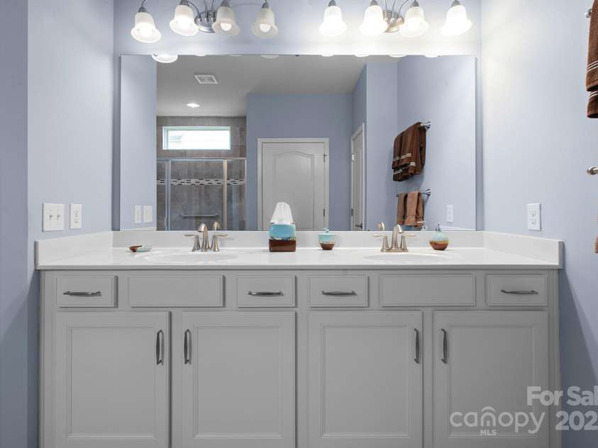 689 Birchway Drive, Fort Mill, SC 29715.  MLS# CAR4291605, YatesRealty ID 15345. Primary Bath w/double sinks