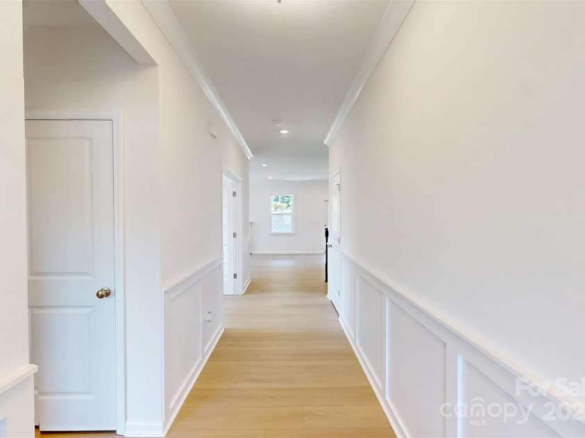11105 Lochmere Road, Charlotte, NC 28278.  MLS# CAR4228899, YatesRealty ID 15346. Foyer