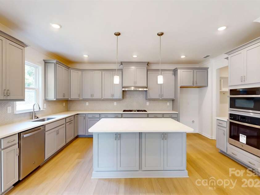 11105 Lochmere Road, Charlotte, NC 28278.  MLS# CAR4228899, YatesRealty ID 15346. Kitchen