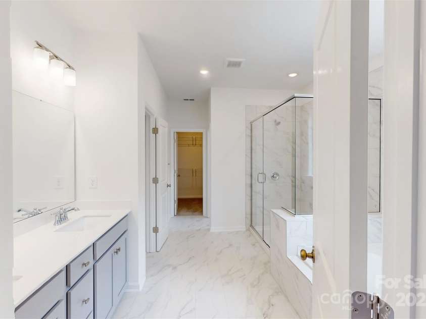 11105 Lochmere Road, Charlotte, NC 28278.  MLS# CAR4228899, YatesRealty ID 15346. Owners bathroom