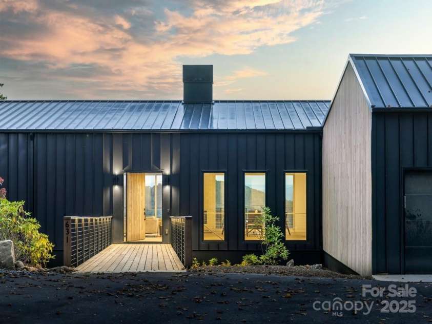 631 Elk Mountain Scenic Highway, Asheville, NC 28804.  MLS# CAR4145572, YatesRealty ID 15347. © David Sundberg/Esto