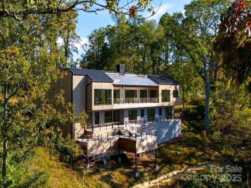 631 Elk Mountain Scenic Highway, Asheville, NC 28804.  MLS# CAR4145572, YatesRealty ID 15347. © David Sundberg/Esto