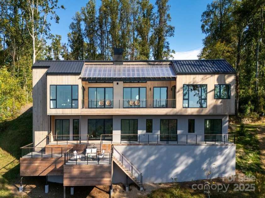 631 Elk Mountain Scenic Highway, Asheville, NC 28804.  MLS# CAR4145572, YatesRealty ID 15347. © David Sundberg/Esto