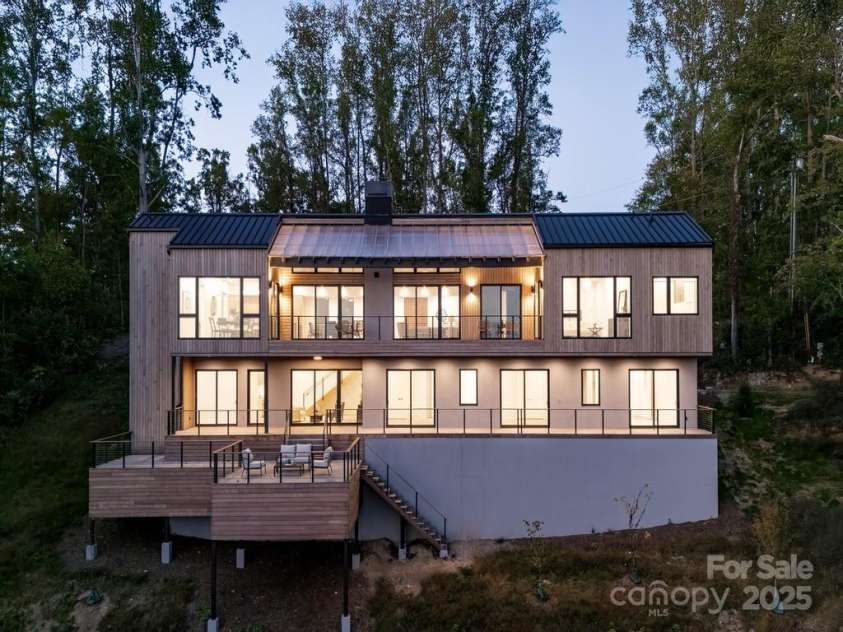 631 Elk Mountain Scenic Highway, Asheville, NC 28804.  MLS# CAR4145572, YatesRealty ID 15347. © David Sundberg/Esto