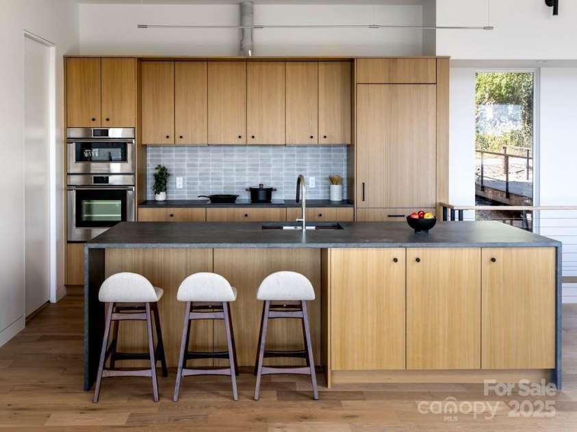 631 Elk Mountain Scenic Highway, Asheville, NC 28804.  MLS# CAR4145572, YatesRealty ID 15347. © David Sundberg/Esto