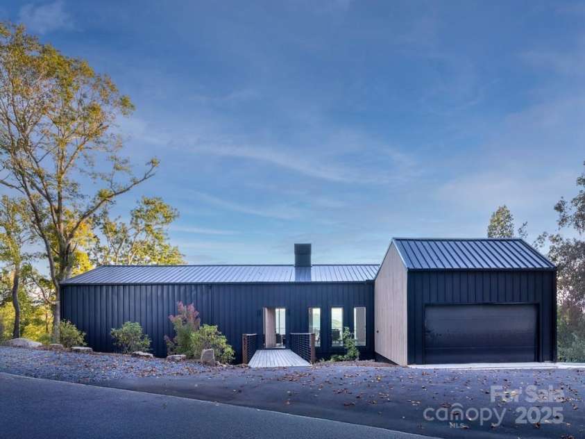 631 Elk Mountain Scenic Highway, Asheville, NC 28804.  MLS# CAR4145572, YatesRealty ID 15347. © David Sundberg/Esto