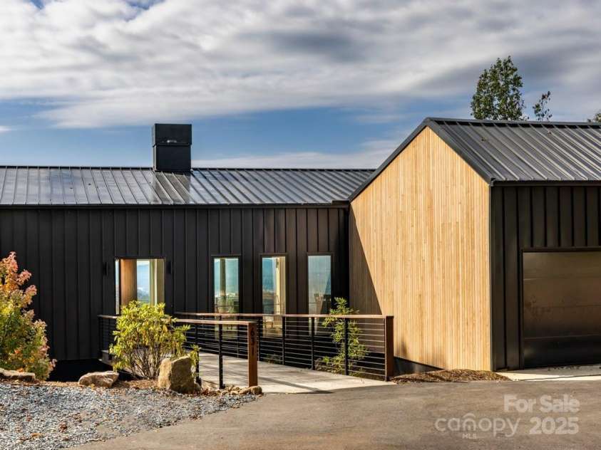 631 Elk Mountain Scenic Highway, Asheville, NC 28804.  MLS# CAR4145572, YatesRealty ID 15347. © David Sundberg/Esto