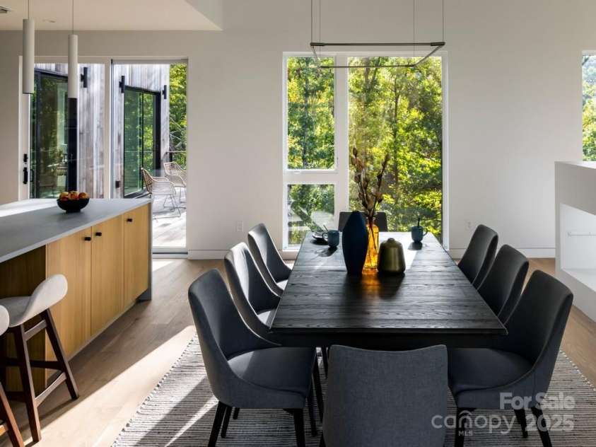 641 Elk Mountain Scenic Highway, Asheville, NC 28804.  MLS# CAR4149026, YatesRealty ID 15348. © David Sundberg/Esto